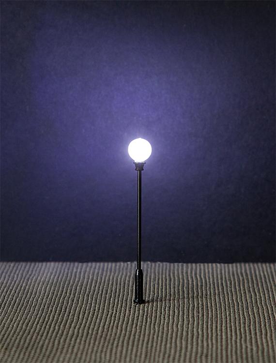 Éclairage miniature : Réverbère de parc LED, lampe boule rapportée - 1:87 HO - Faller 180204