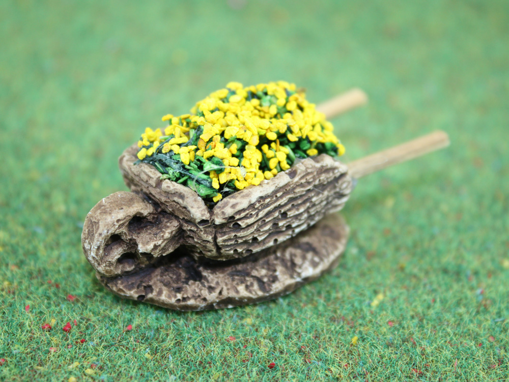 Accessoires de crèche : 1 Brouette miniature de fleurs jaunes - FR 21122Ro
