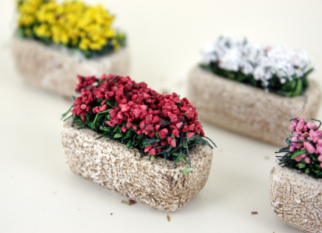 Bouquet de fleurs multicolore avec pot en bois pour maison de poupée miniature 1:12 