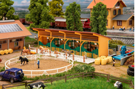 Maquette bâtiment : Écurie avec 4 chevaux 1/87 HO - Faller 130597