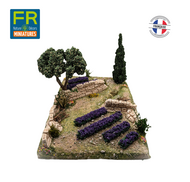 Décor provencal avec cyprès, olivier et buissons lavandes