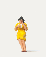 Figurine minature : Voyageuse assises lisant au 1/22,5 - G - Merten 240002