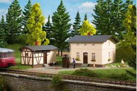 Bâtiment miniature : Maison du cheminot avec bâtiment latéral - 1:87 H0 - Auhagen 11457