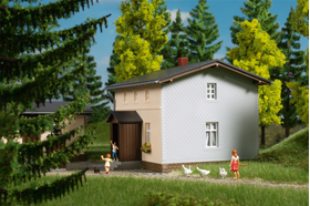 Bâtiment miniature : Maison du cheminot avec bâtiment latéral - 1:87 H0 - Auhagen 11457