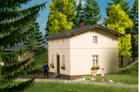 Bâtiment miniature : Maison du cheminot avec bâtiment latéral - 1:87 H0 - Auhagen 11457